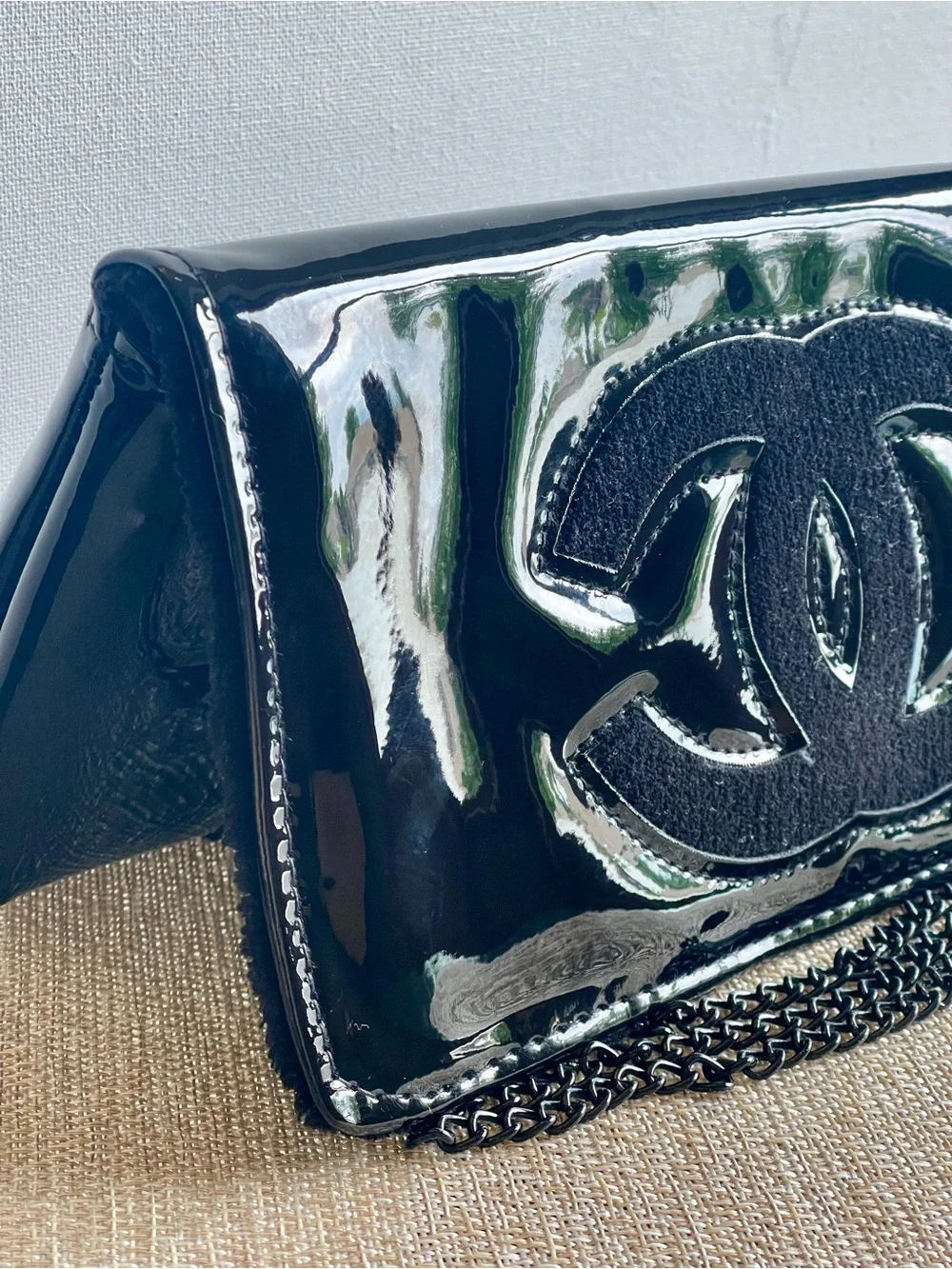 NEW CHANEL BEAUTE NOVELTY BAG BLACK FAUX PATENT LEATHER CLUTCH/WALLET ON CHAIN - Picture 5 of 17